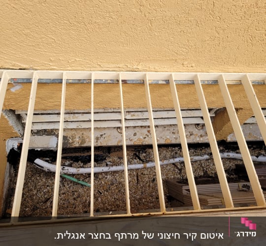 צינורות חשופים מתחת לסורגי מתכת